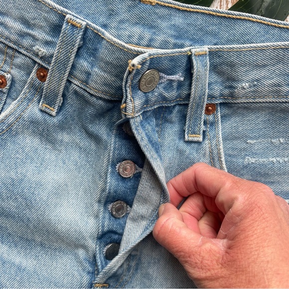 Levi’s Premium Distressed Jean Shorts Size 26 - Picture 3 of 9